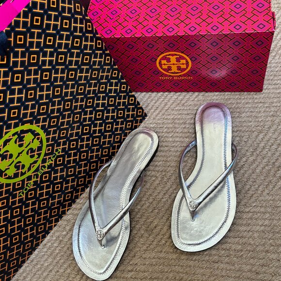 Tory Burch Chelsea Leather Flip Flop - Picture 3 of 15